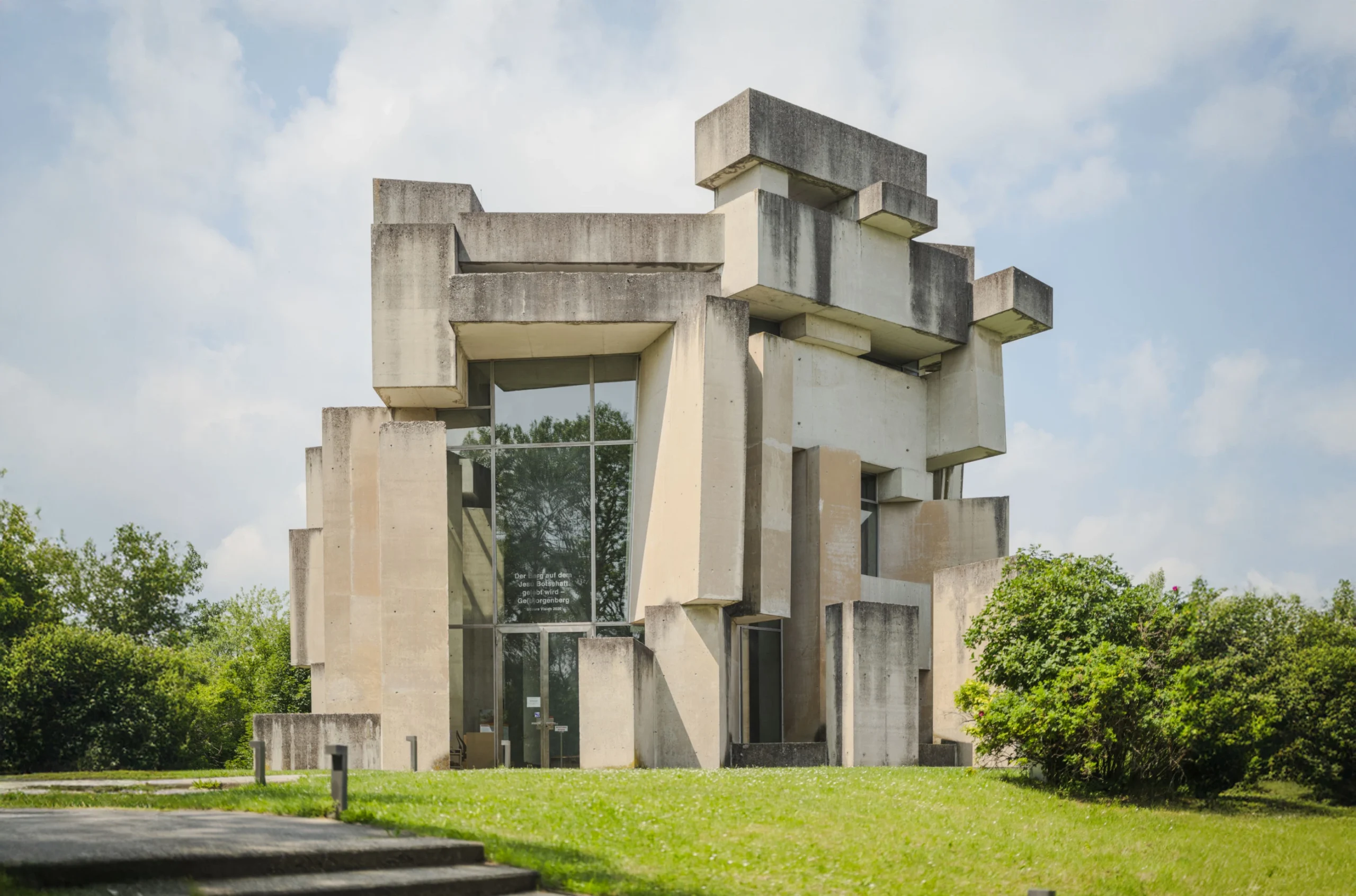 Wotrubakirche in Wien – moderne Kirche aus Sichtbeton mit einzigartiger Architektur am Rand des Wienerwalds.