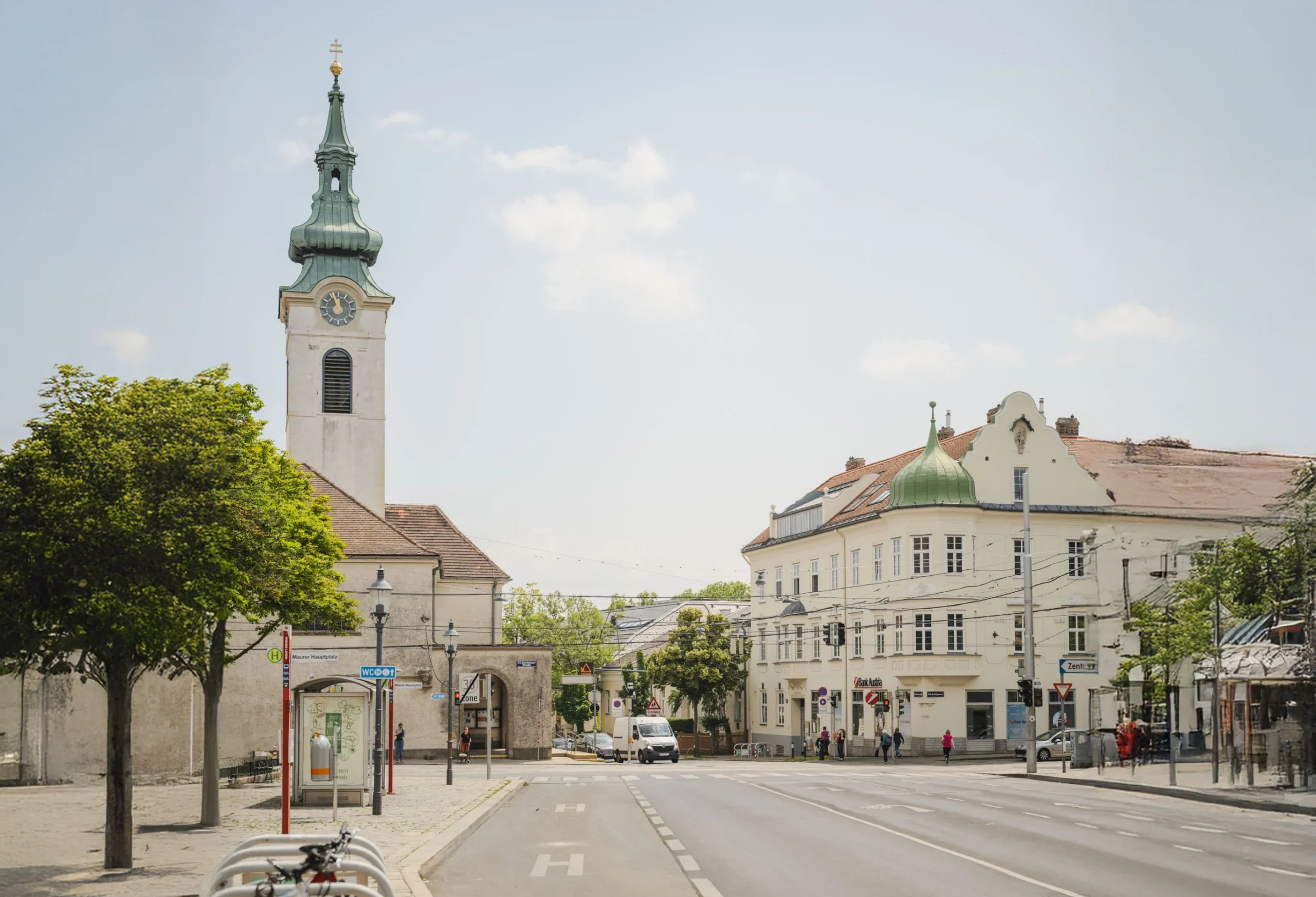 Kirchturm am historischen Maurer Hauptplatz in Wien – markantes Wahrzeichen und zentraler Treffpunkt im Bezirk Liesing.