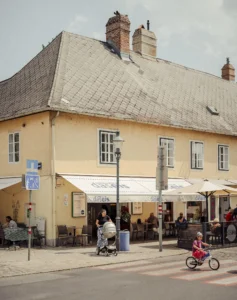 Eisgeschäft am historischen Maurer Hauptplatz in Wien.